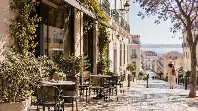 Mesas de una terraza de café en el Chiado de Lisboa.