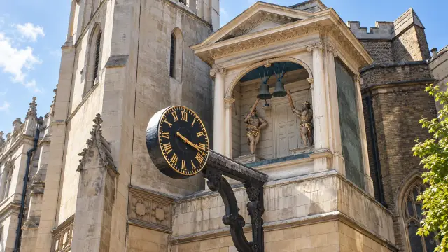 Reloj saliente de la iglesia de St Dunstan-in-the-West, en Fleet Street, con dos gigantes que golpean las campanas