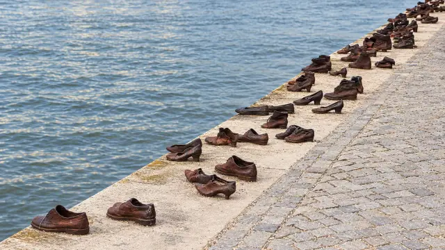 Zapatos de hierro en el borde del muelle de Pest, junto al Danubio, en Budapest