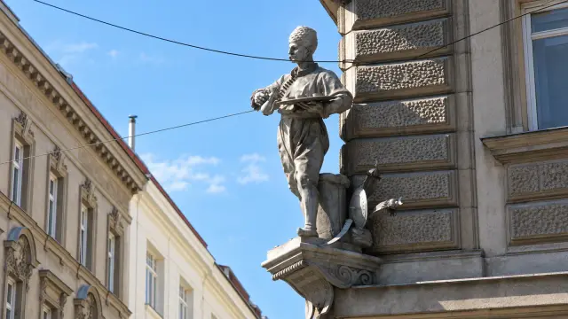 Statue of Kolschitzky on Favoritenstrasse in Vienna, paid for by a coffee-house owner in 1885
