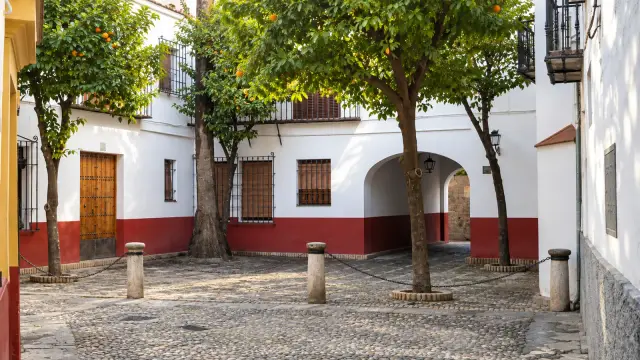 Calle Susona, a narrow whitewashed lane in Seville's Santa Cruz quarter