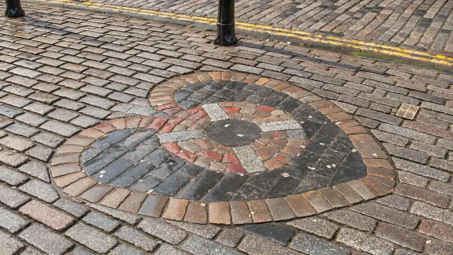 El corazón de piedra del Heart of Midlothian en la Royal Mile.