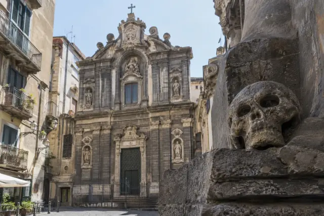 Nápoles entre santos, calaveras y misterios