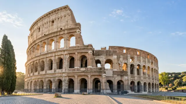 El exterior del Coliseo de Roma bajo la luz de la mañana.