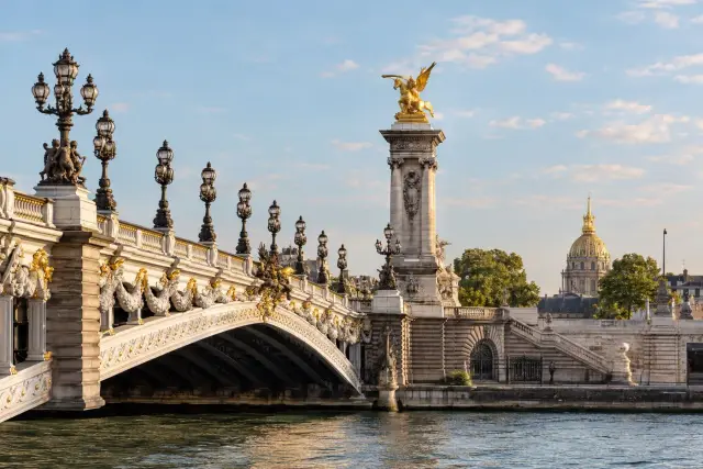 Los Inválidos, el puente de Alejandro III y los palacios de 1900