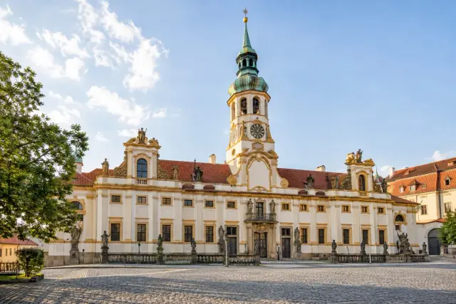 Hradčany alto: de Strahov a la plaza del Castillo