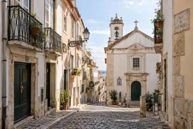 Alfama baja: del río al fado