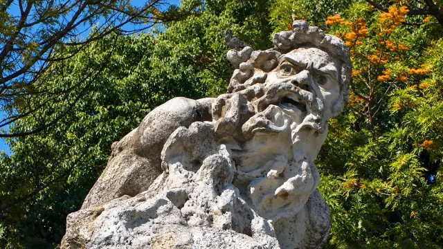 El monumento al Adamastor en el mirador de Santa Catarina, Lisboa.