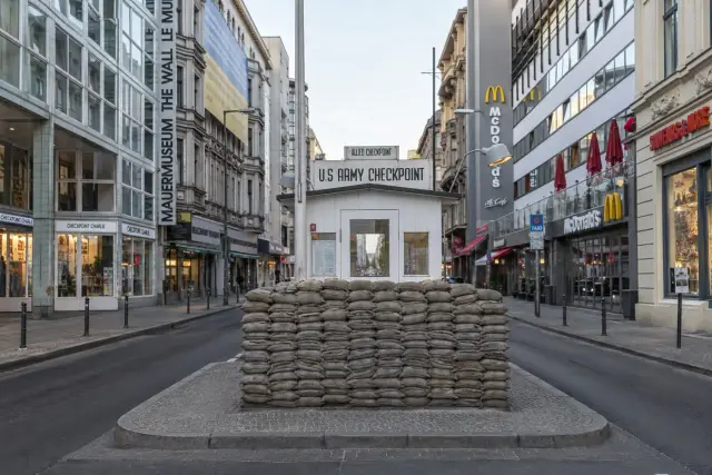 De la Wilhelmstraße a Checkpoint Charlie: del poder nazi al Muro