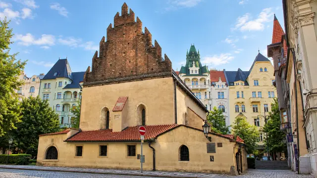 El hastial y la cubierta de la Sinagoga Vieja-Nueva de Praga.