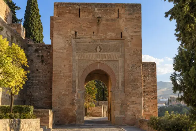 La Alhambra por fuera: cuesta, bosque y puertas