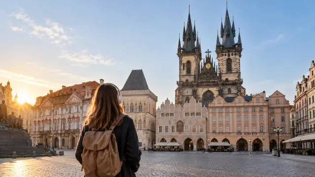 Una persona con auriculares ante la iglesia de Týn en la Ciudad Vieja de Praga.