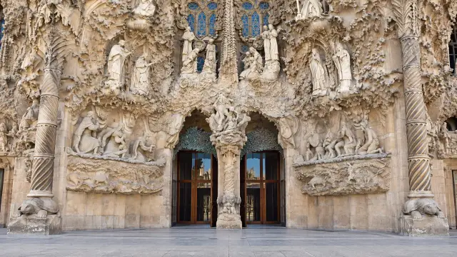 Columnas de la fachada del Nacimiento de la Sagrada Familia apoyadas sobre tortugas de piedra