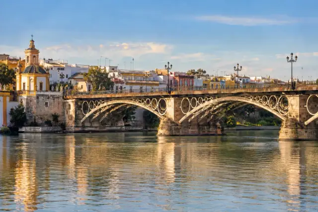 Triana: castillo, alfareros y río