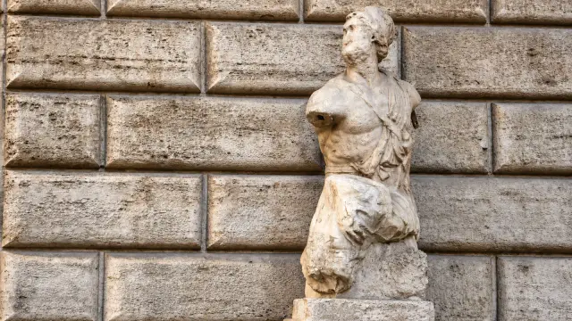 La estatua de Pasquino junto al Palazzo Braschi, en Roma.