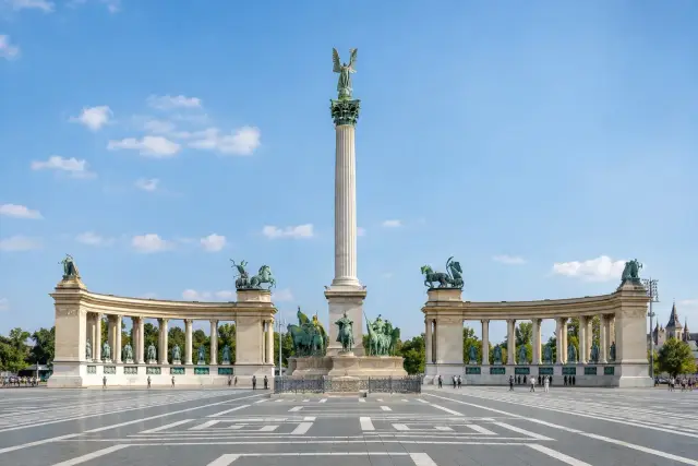 La plaza de los Héroes y las botas de Stalin